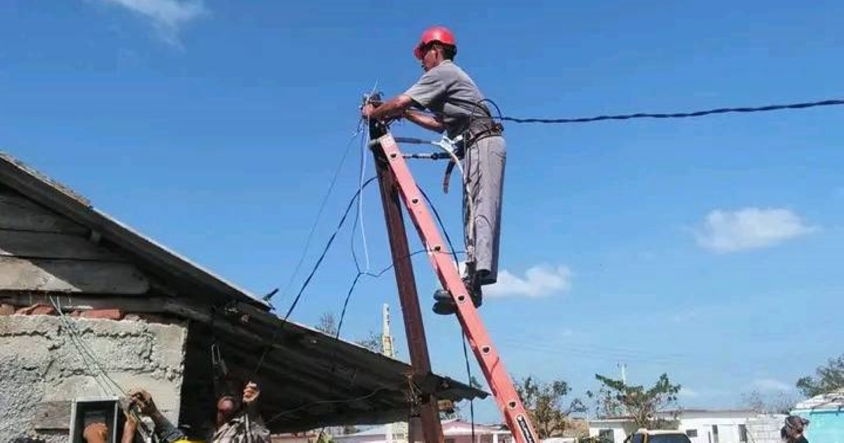 Servicio eléctrico en Cuba. © Facebook/UNE