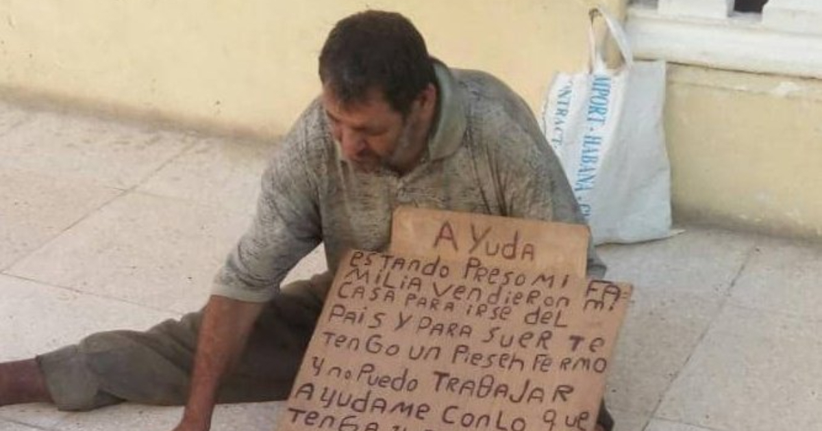 Hombre en situación de calle en Holguín © Twitter / TwıtterHolguín