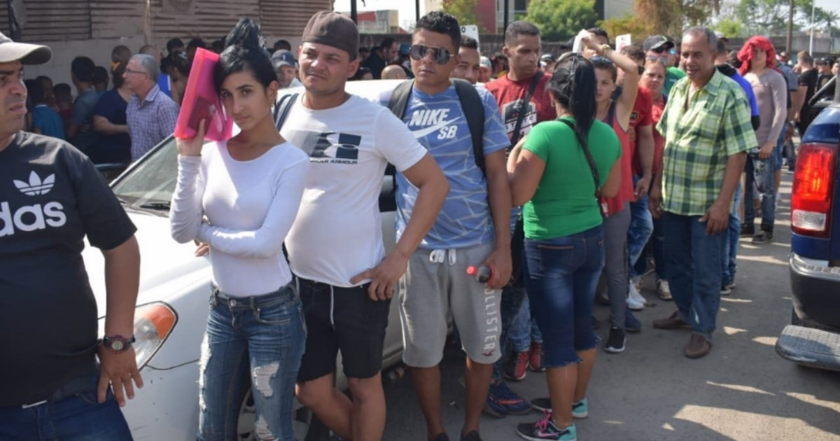 Migrantes ante las oficinas del INM en Tapachula © Twitter / Noticias de Chiapas