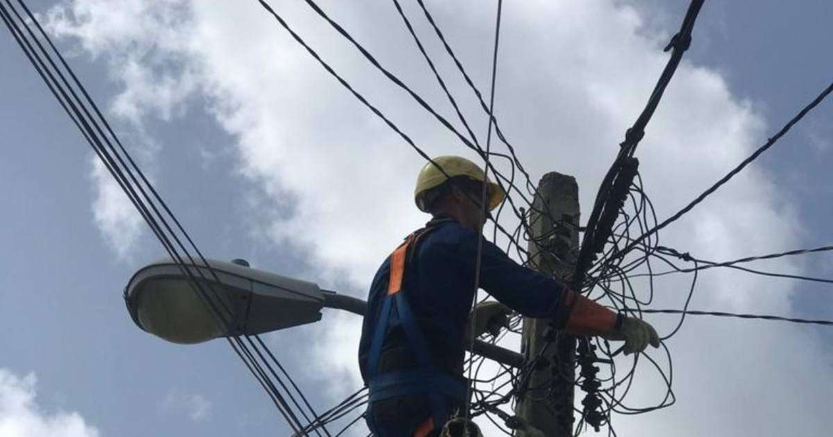 Trabajador de la Unión Eléctrica de Cuba © Facebook Unión Eléctrica UNE