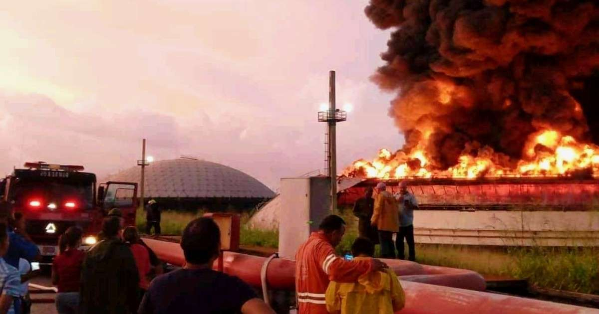 Incendio en Base de Supertanqueros © Facebook/Fotos de Cuba