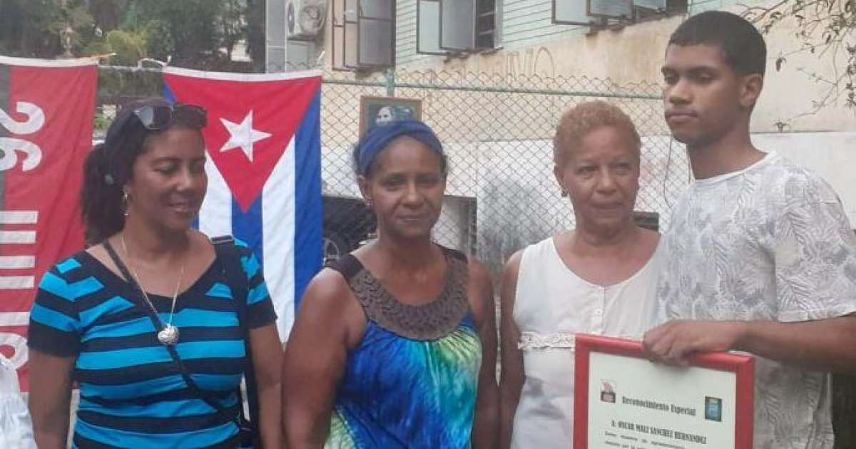 Óscar Malí Sánchez junto a su madre (al centro) y dirigentes del Partido y el gobierno © Tribuna de La Habana / Eduardo Douglas Pedroso