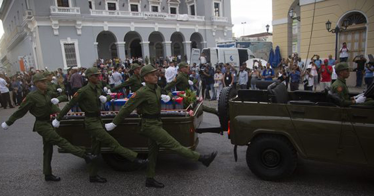 El cortejo fúnebre marcha rumbo al Cementerio de San Carlos en Matanzas. © Presidencia de Cuba