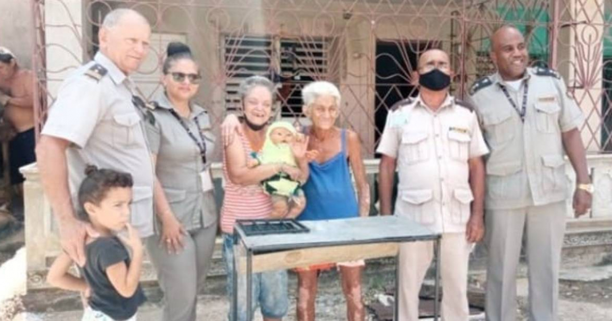 Aduana de Cuba entrega hornilla de carbón a familia vulnerable © Facebook Aduana de Cuba