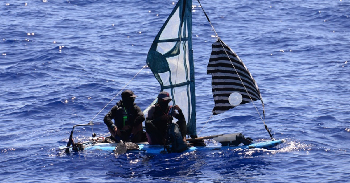 Cubanos intentan llegar a EEUU en una tabla de windsurf © Twitter / USCGSoutheast
