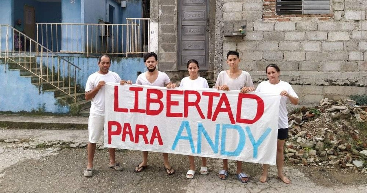 Familiares del preso político reclaman su liberación en noviembre de 2021 © Facebook / Jonatan López Alonso