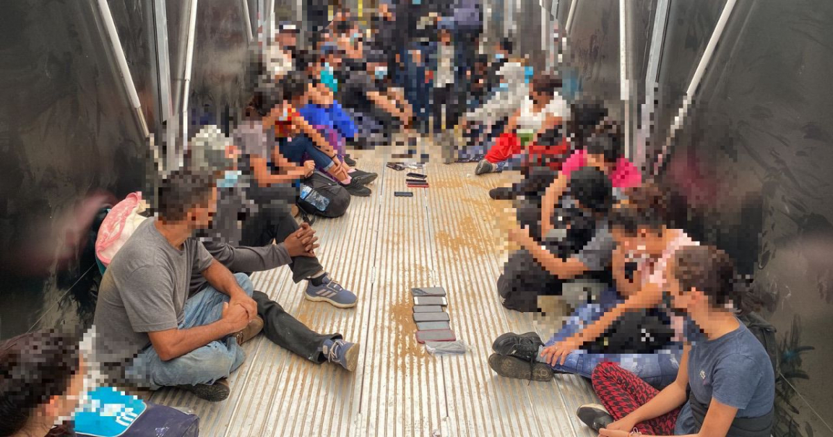 Migrantes detenidos en el tráiler del camión © INM