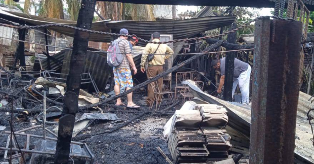 Familia pierde su casa en un incendio. Cacocum, Holguín. © Facebook / Rosell Saavedra