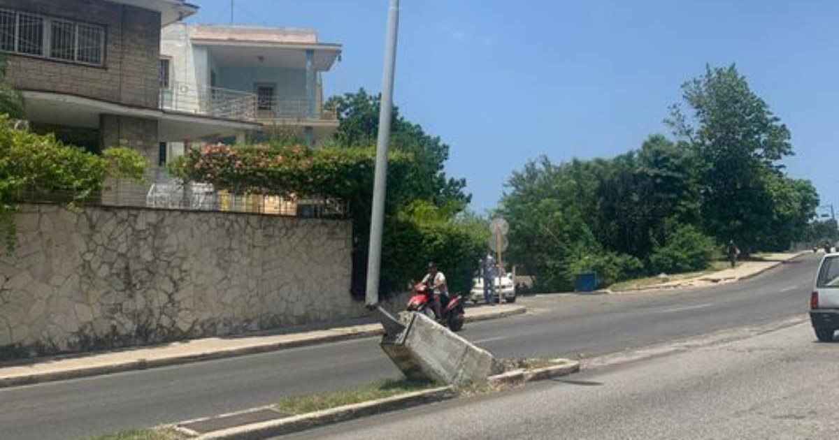 Poste en peligro de caer, Calle 26, La Habana © Facebook Accidentes de Buses y Camiones