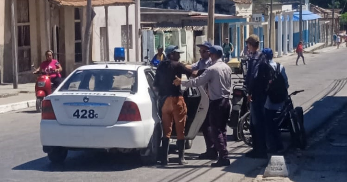 La policía detiene a una persona en plena vía © Twitter / Isabel Soto Mayedo