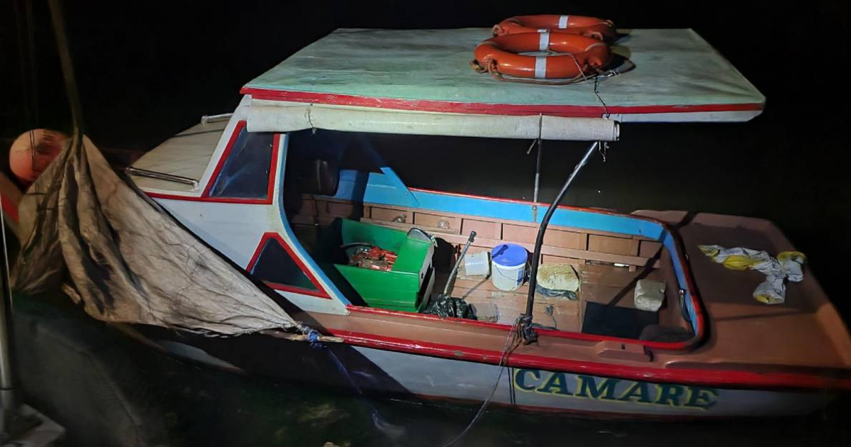 Barco en que llegaron balseros cubanos a Florida, Estados Unidos © Twitter @USBPChiefMIP