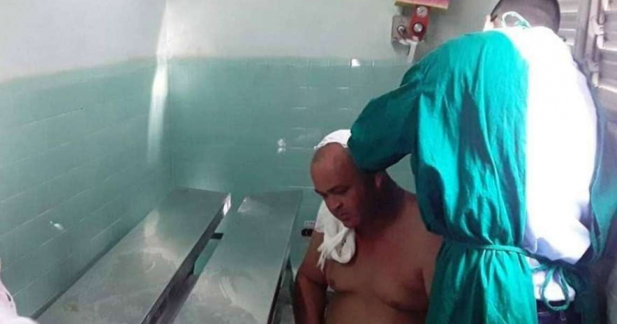 Médico cura a quemado en incendio de Matanzas © José Angel Portal Miranda / Facebook