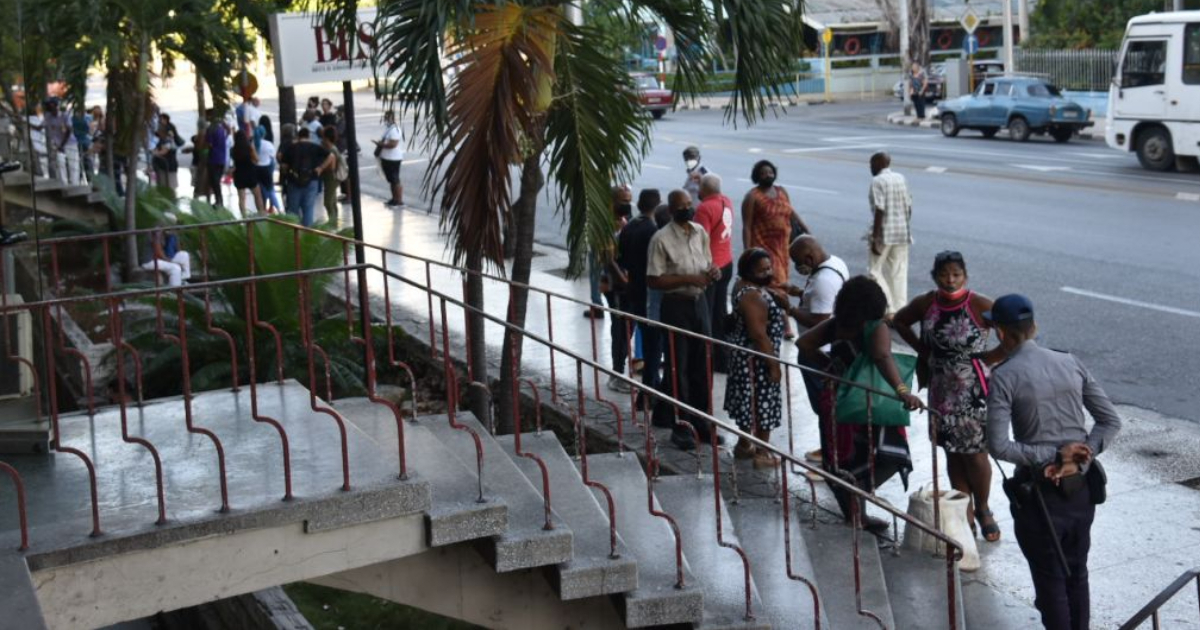 Policías vigilan venta de divisas en casas de cambio en Cuba © Agencia Cubana de Noticias / Twitter