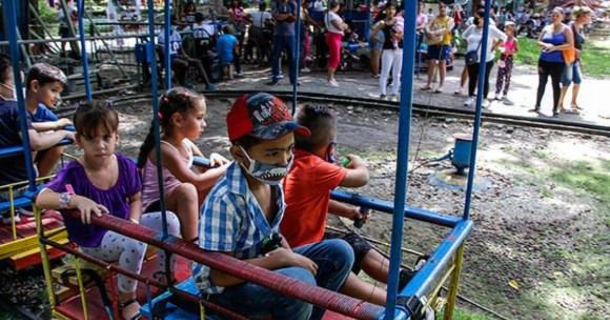 Niños cubanos en un parque infantil © Cubadebate 