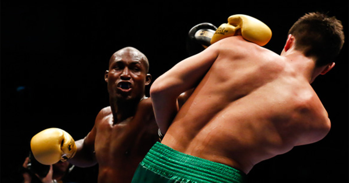 La Cruz (de frente), a su segunda pelea profesional © Calixto N. Llanes