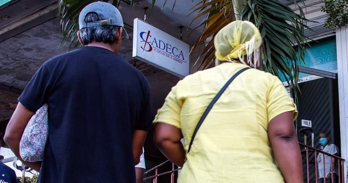 Clientes frente a una casa de cambio (imagen de referencia) © Facebook / Fotos de Cuba