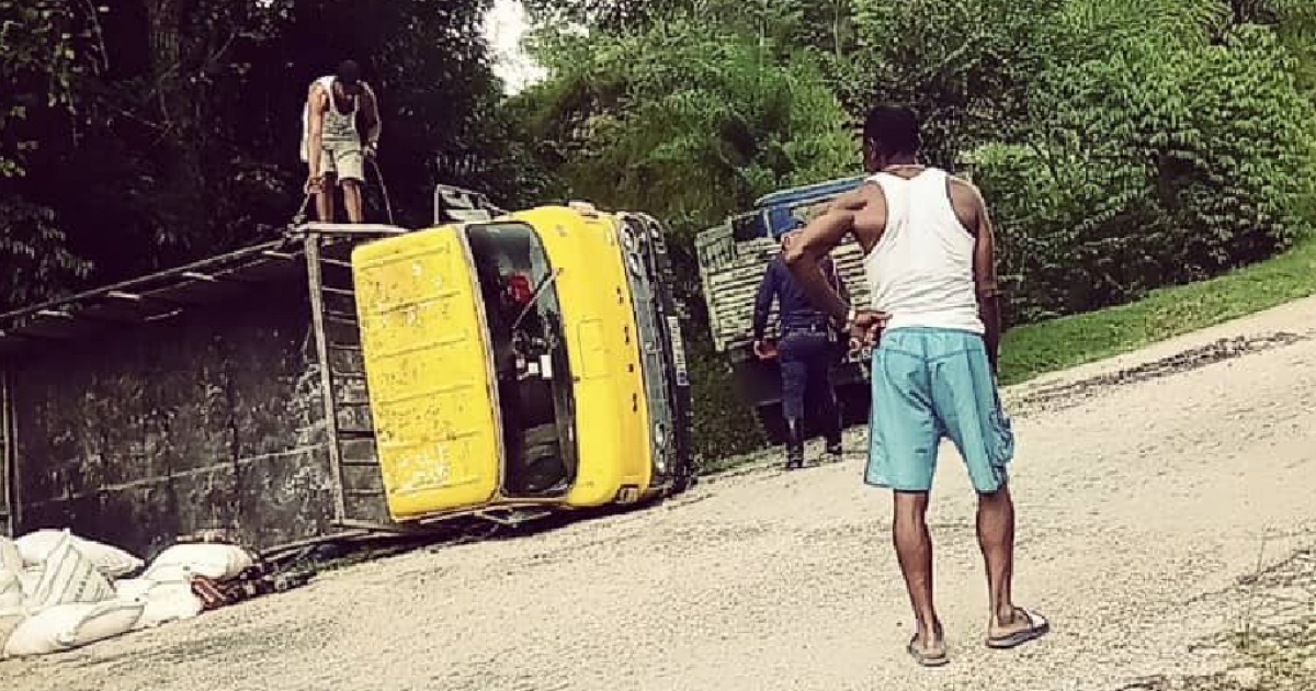 Camión accidentado en Loma del Muni en Yateras © Radio Guantánamo en Facebook