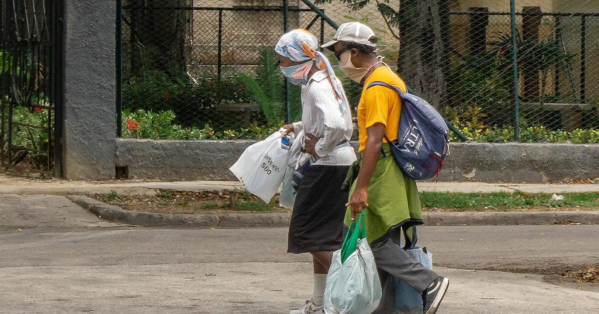 Ancianos caminando en La Habana (imagen de referencia). © CiberCuba