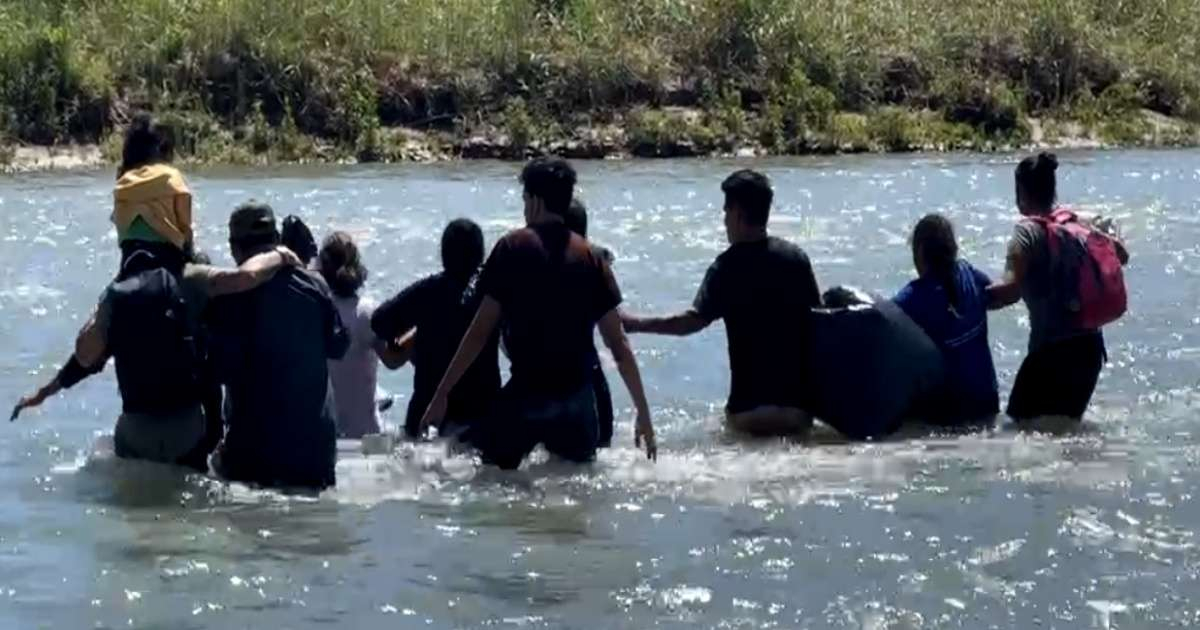 Cubanos cruzando la frontera México-EE.UU. por el Río Bravo. © Captura Facebook/ImpactoVisión Noticias