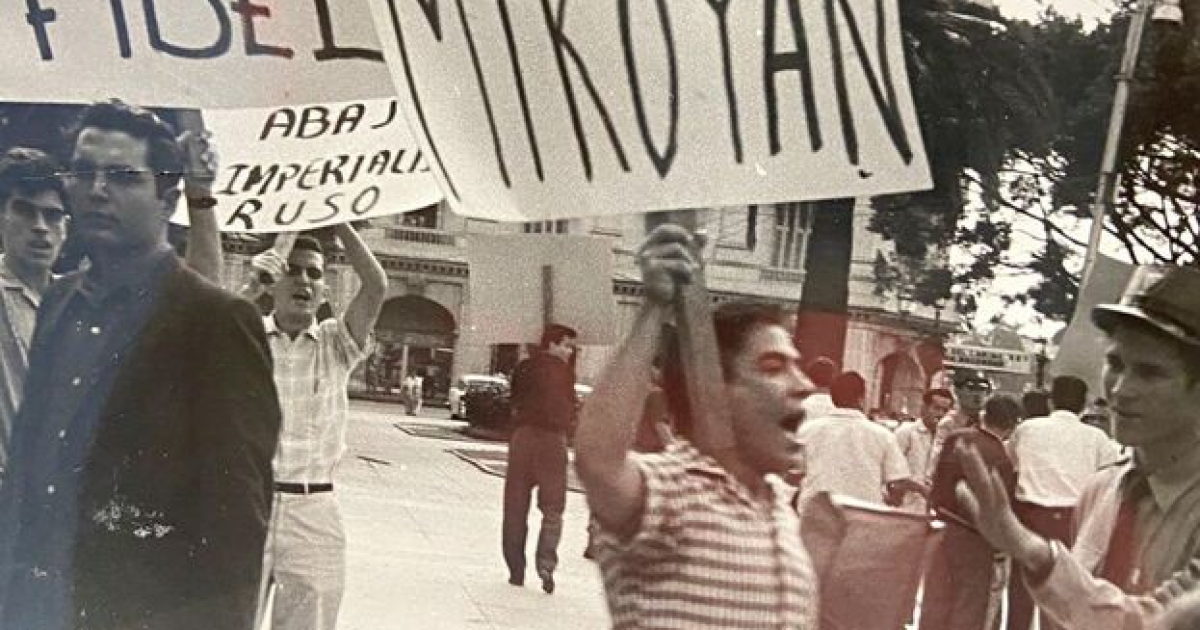 Protesta de jóvenes estudiantes en La Habana, opuestos a la visita de Anastas Mikoyan, en 1960.. © Alberto Muller