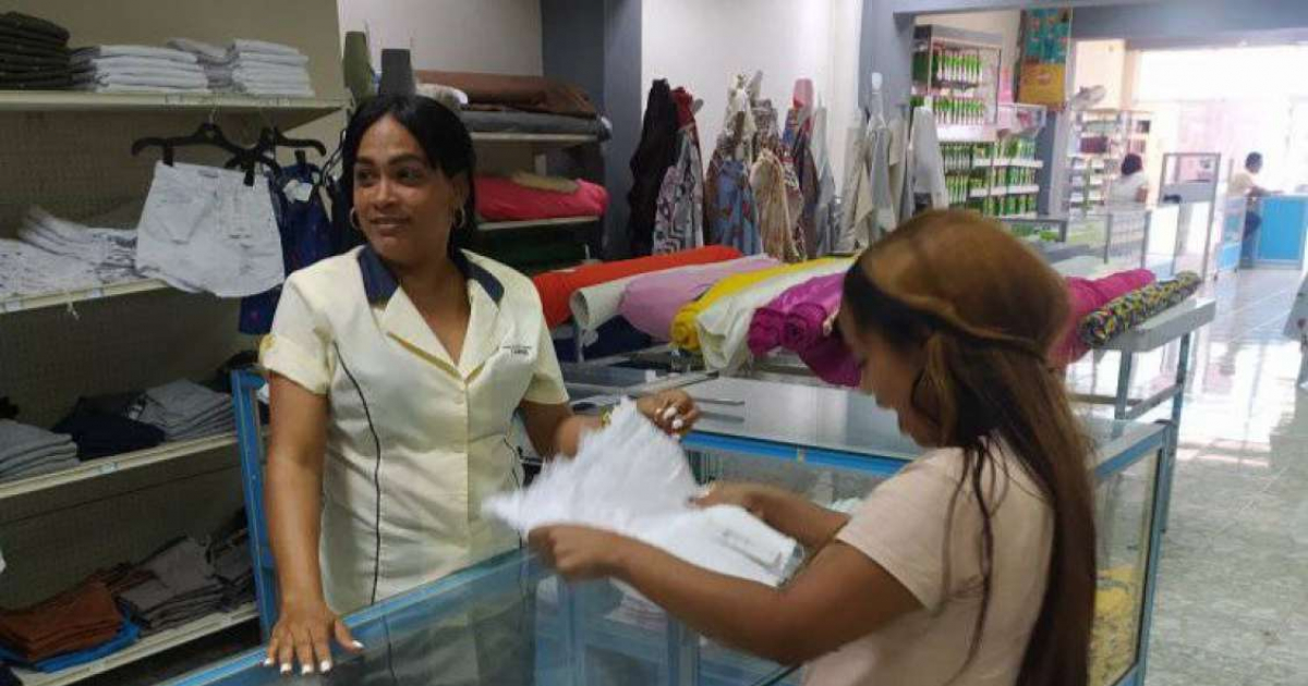 Clienta y dependienta de Tiendas Caribe en Bayamo © Tiendas Caribe Granma / Facebook