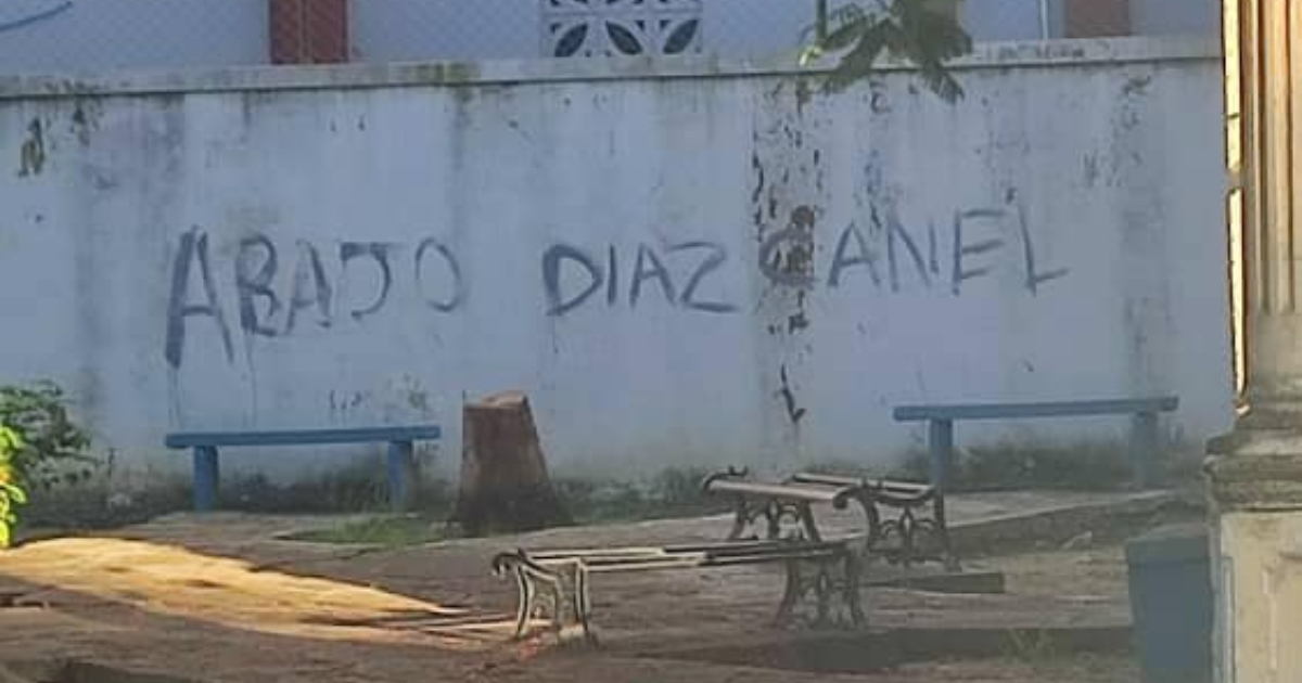Cartel de "Abajo Díaz-Canel" en muro de La Habana © Facebook / Familia Maceo