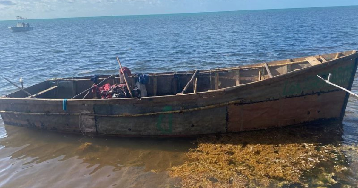 Embarcación en que arribaron balseros cubanos a Islamorada este jueves © Twitter/ Walter N. Slosar
