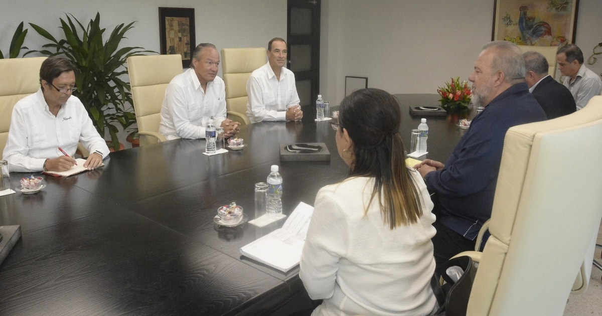 Gobierno cubano se reúne con grupo hotelero Kempinski. © Twitter/Manuel Marrero Cruz