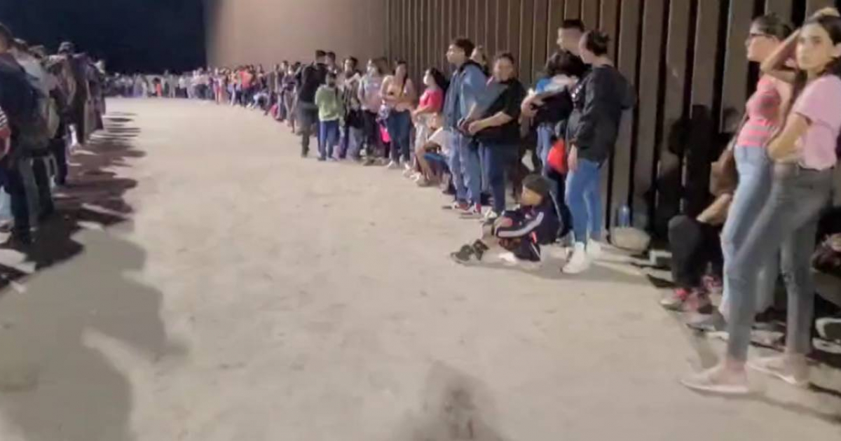Fila de migrantes en frontera de Estados Unidos © Twitter Jorge Ventura Media