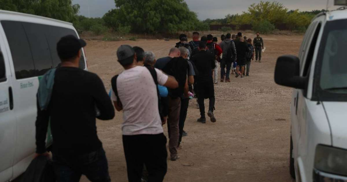 Migrantes detenidos en Texas © Twitter USBPChiefDRT