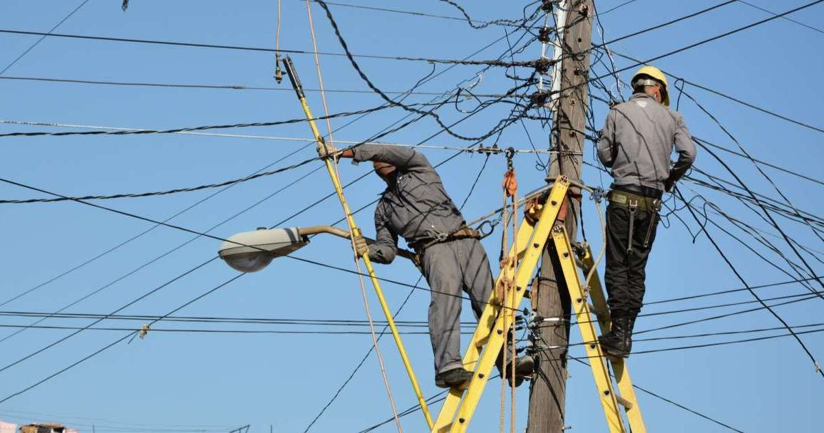 Trabajadores de la Unión Eléctrica de Cuba © Unión Eléctrica UNE / Facebook