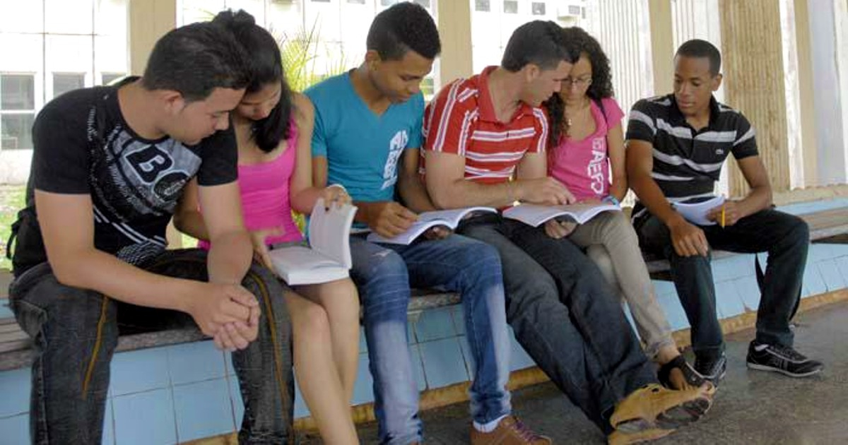 Estudiantes universitarios cubanos © Granma