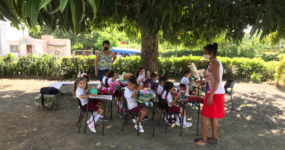 Niños en Holguín reciben clases bajo árboles por peligro de derrumbe en escuela. © Facebook / Melissa Cabrera Marrades
