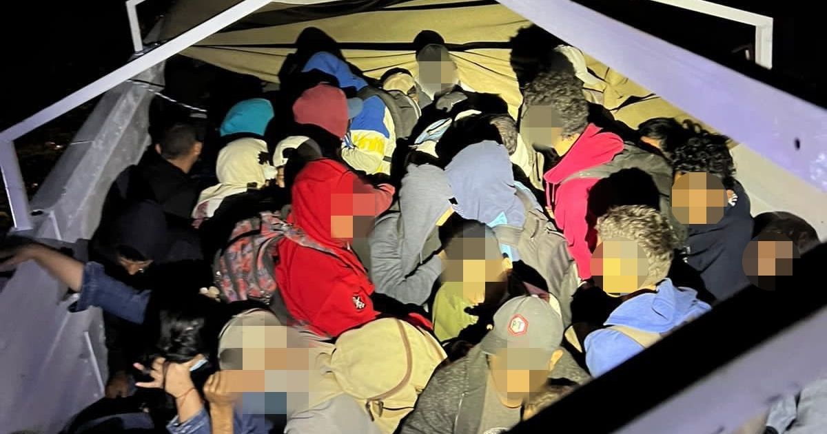 Migrantes detenidos en el interior de una de las rastras © Twitter / INM