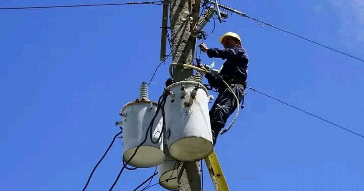 Trabajador de la Unión Eléctrica de Cuba © Unión Eléctrica UNE / Facebook