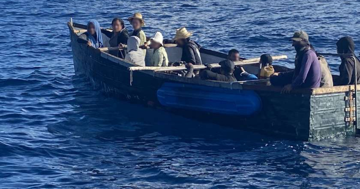 Embarcación en la que llegaron los balseros cubanos © USCGSoutheast / Twitter