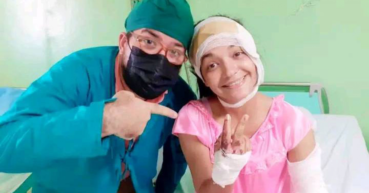 Laura Perdomo Pérez junto a un médico en el hospital Faustino Pérez © Facebook / Yuni Moliner 