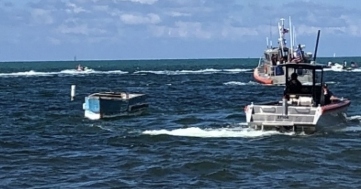 Embarcaciones de la Patrulla Fronteriza y bote de balseros cubanos (Imagen referencial) © Chief Patrol Agent Walter N. Slosar / Twitter