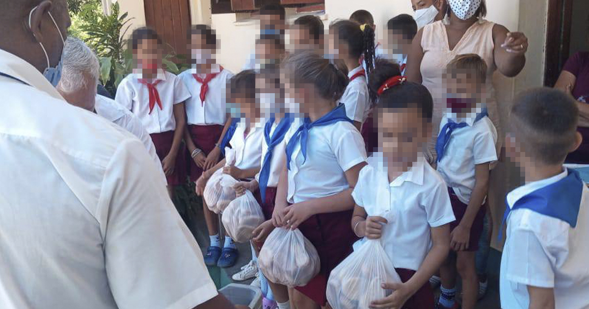 Niños de primaria reciben paquete de galleta © Aeropuerto Internacional "Frank País García" Holguín / Facebook