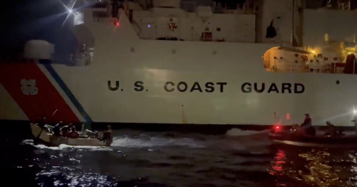 Embarcación de la Guardia Costera intercepta a balseros cubanos © Twitter / USCGSoutheast