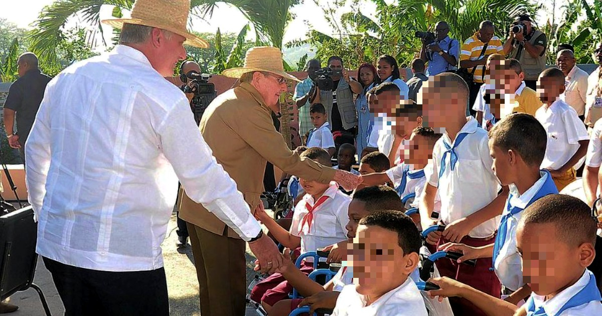 Miguel Díaz-Canel y Raúl Castro saludan a niños cubanos © Twitter / Miguel Díaz-Canel