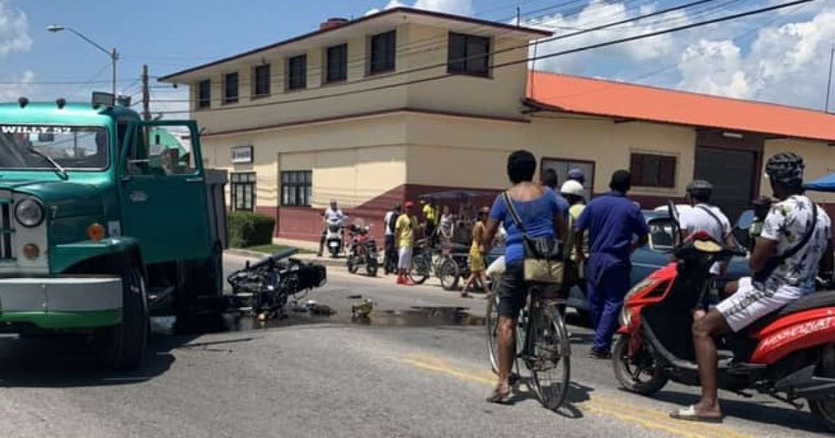 Accidente de tránsito en Camagüey entre una moto y una camioneta © ACCIDENTES BUSES & CAMIONES por más experiencia y menos víctimas! / Facebook / Raidel Valdez Alfonso