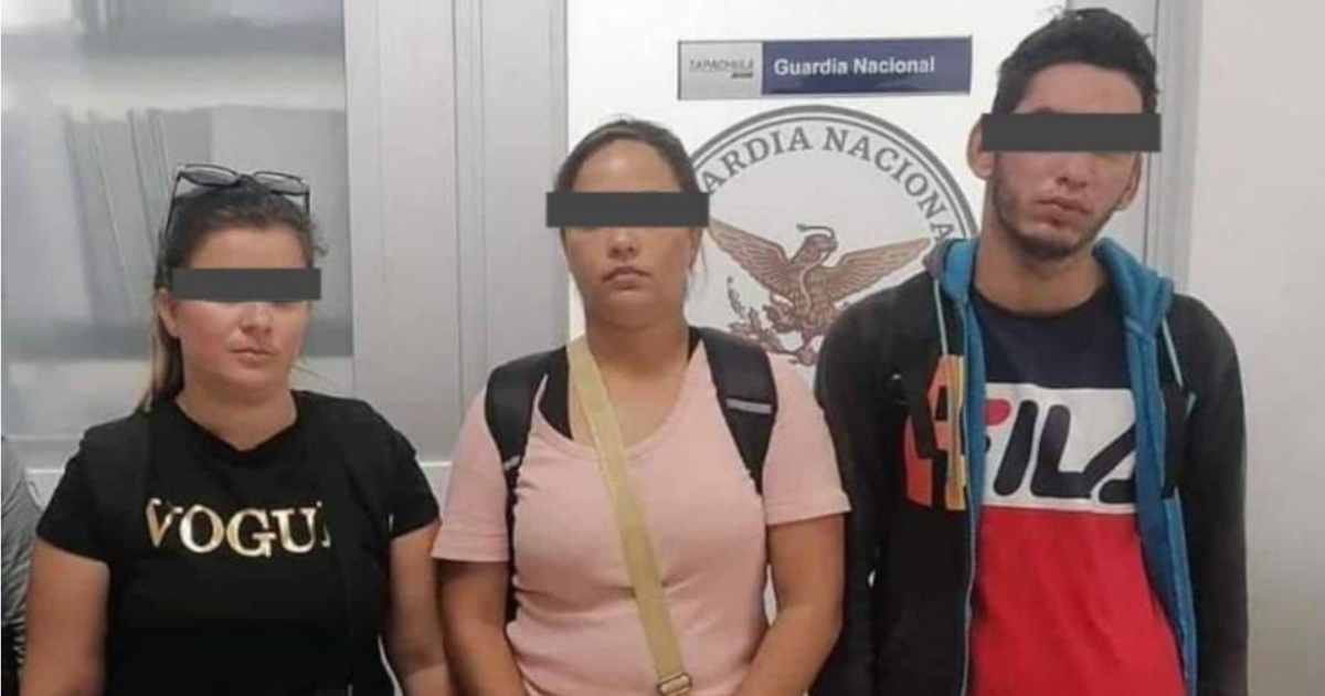 Cubanos detenidos en aeropuerto de Tapachula © El Heraldo de Chiapas