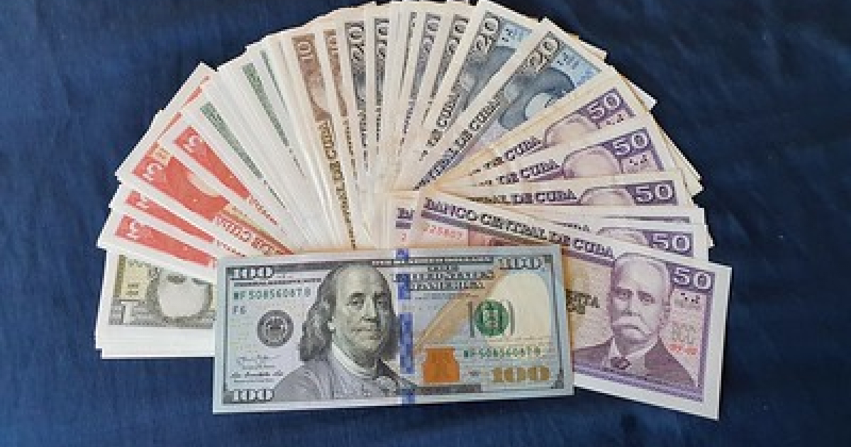 Billete de 100 dólares y pesos cubanos © CiberCuba