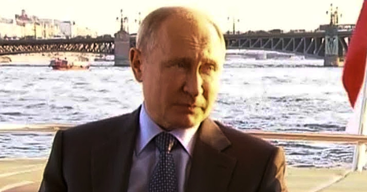 Vladimir Putin pasea en lancha por el río Neva en San Petersburgo © Captura de video YouTube / CGTN