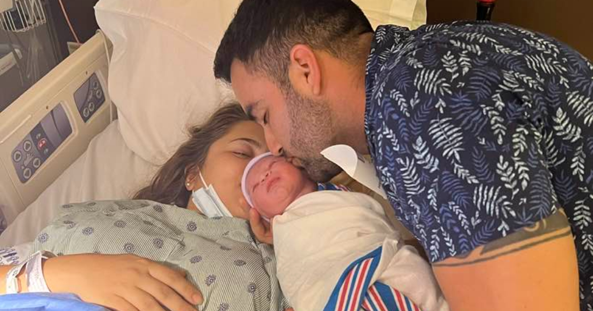 Manuel Guerra junto a su esposa y su pequeño bebé © Facebook/ Manuel Guerra