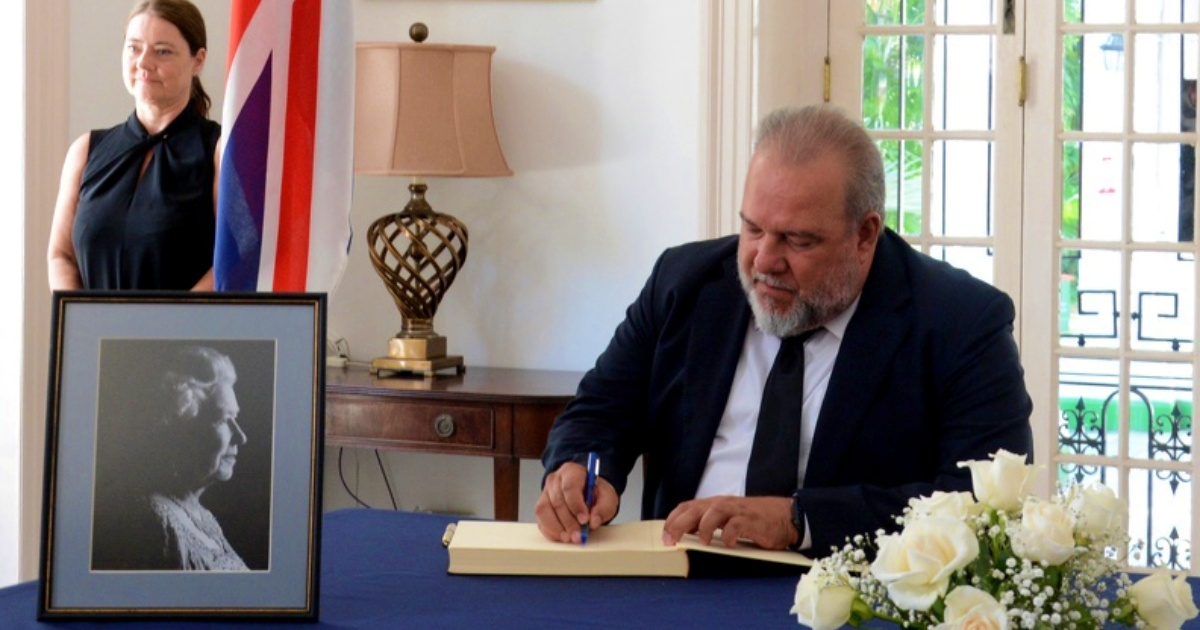 Manuel Marrero durante la firma del libro de condolencias © Twitter/Presidencia Cuba