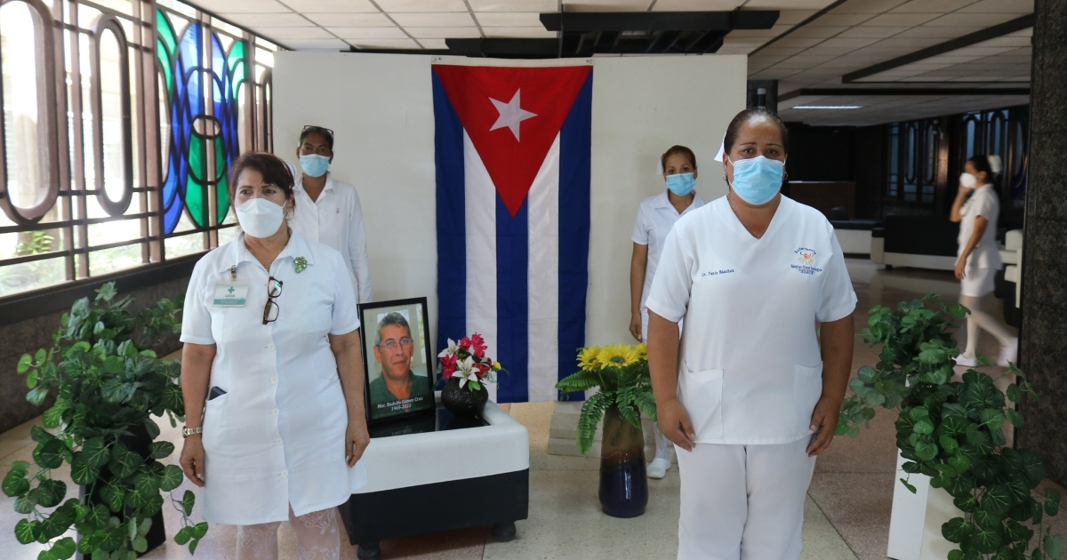 Rinden tributo a enfermero cubano fallecido en Mozambique. © Facebook/Hospital Clínico Quirúrgico "Lucía Iñiguez Landín" de Holguín