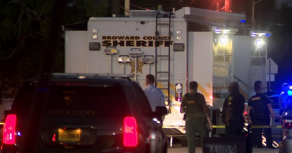 La policía retira uno de los cadáveres del triple homicidio en el condado de Broward, Florida. © Captura de pantalla / Local 10 News