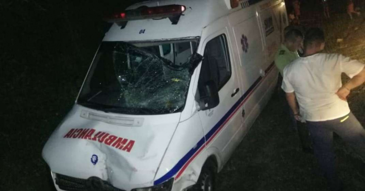Ambulancia accidentada © ACCIDENTES BUSES & CAMIONES por más experiencia y menos víctimas! / Facebook / Lázaro Duarte 